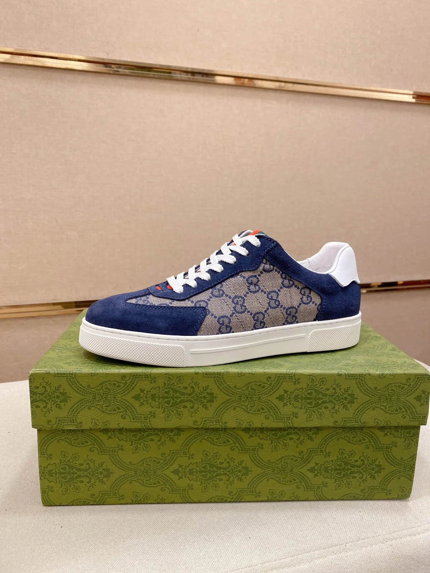 Factory price: 440💰 (GUCCI) The latest model from the official website 🎁🎁Casual and fashionable men's shoes👟, hot style 💥The version is simple and elegant, exclusive for trendy men. Unique official website latest brand elements 👑Gucci original decoration, fashionable and generous, the fabric is original cowhide ✅sheepskin lining, the official website specifies wear-resistant casual outsole, the classic model is taken in kind at the counter🎬38-44 (45 is not returned or exchanged)
